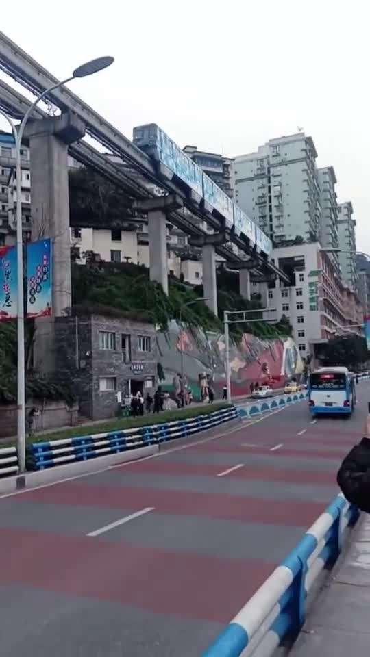 停靠在八楼的二路汽车